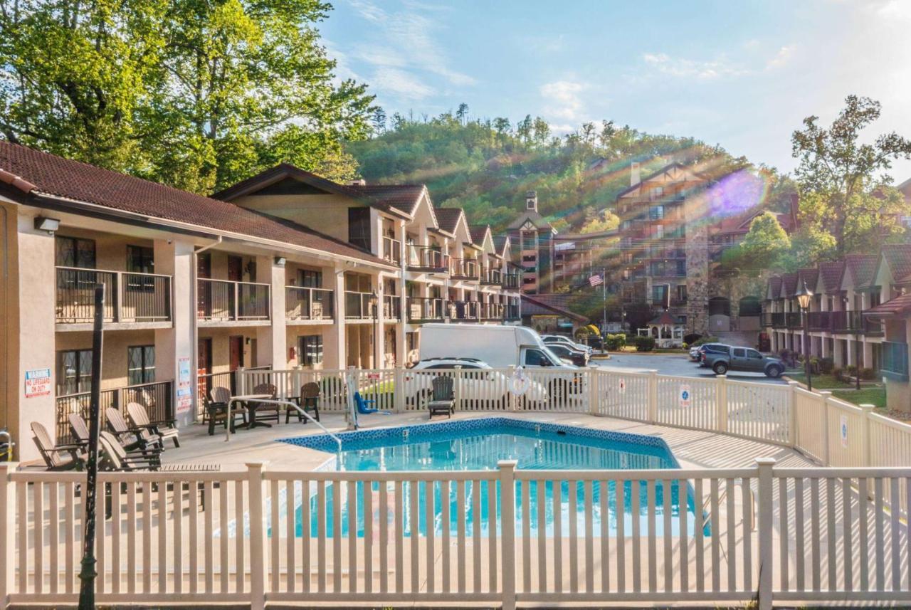 Super 8 By Wyndham Downtown Gatlinburg At Convention Center Hotell Eksteriør bilde