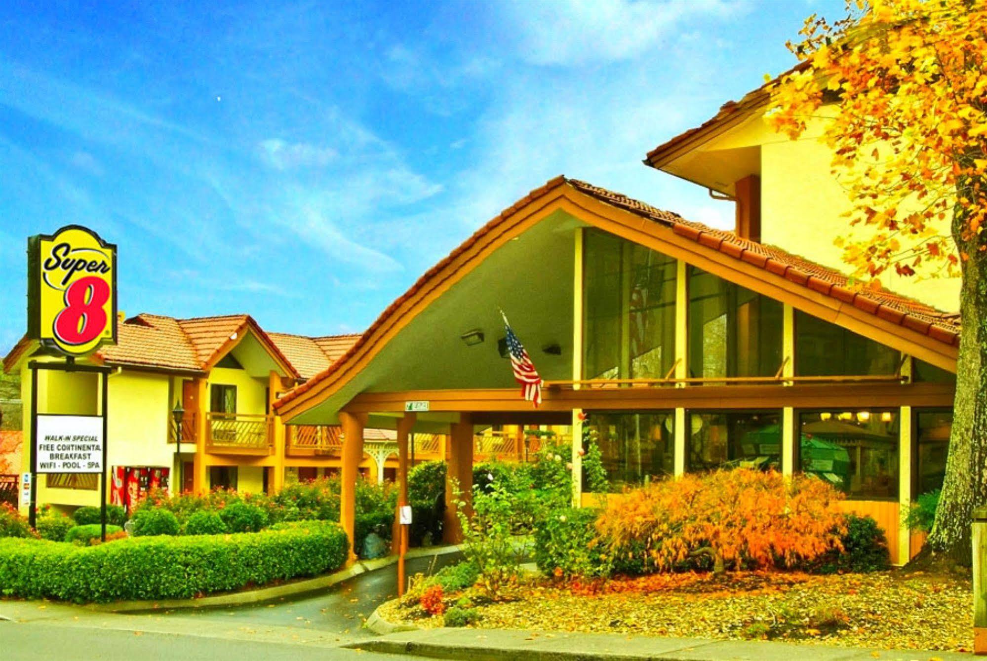 Super 8 By Wyndham Downtown Gatlinburg At Convention Center Hotell Eksteriør bilde
